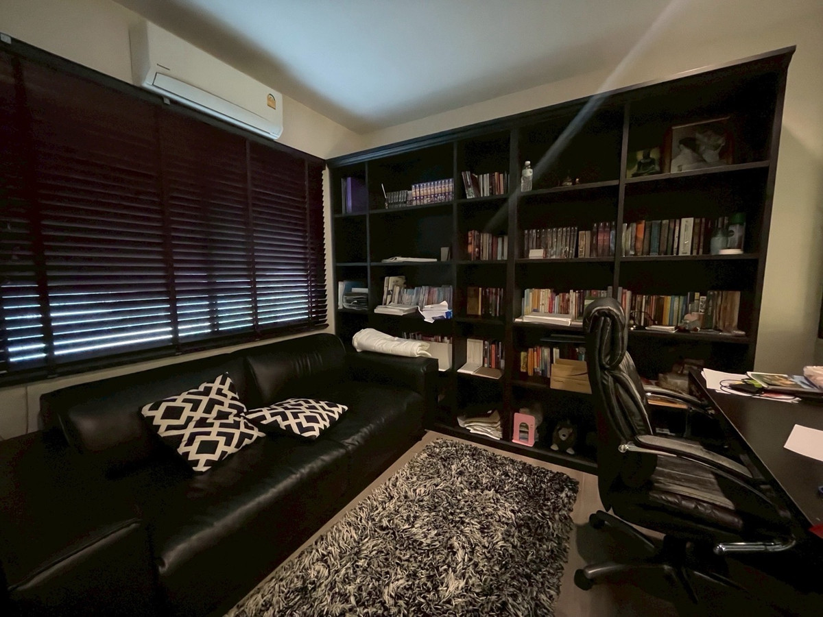 For SaleTownhomeKasetsart, Ratchayothin : House for sale in the middle of the city, Ratchayothin, behind the edge of the beginning of the project, additions. Built-in, fully furnished, ready to move in  Private, close to the BTS, near Central Ladprao. Near Major Ratchayothin