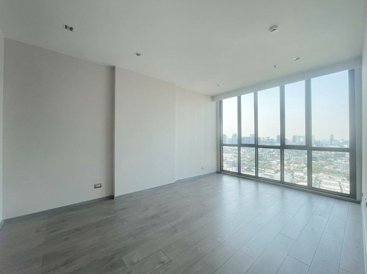 For SaleCondoLadprao, Central Ladprao : 🔥 Urgent sale 🔥 Penthouse is very wide. The view is very beautiful. The new room has never been in the last room next to the sky train. 0 meters with a call 0619824959.