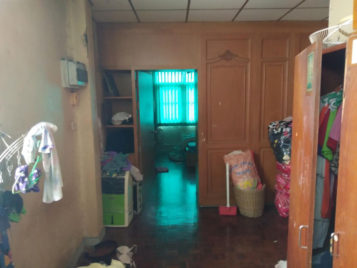 ขายอาคารพาณิชย์สาทร นราธิวาส : ขายด่วนอ.พาณิชย์ 2.75ชั้นซเซ็นต์หลุยส์ 8..0ลบ