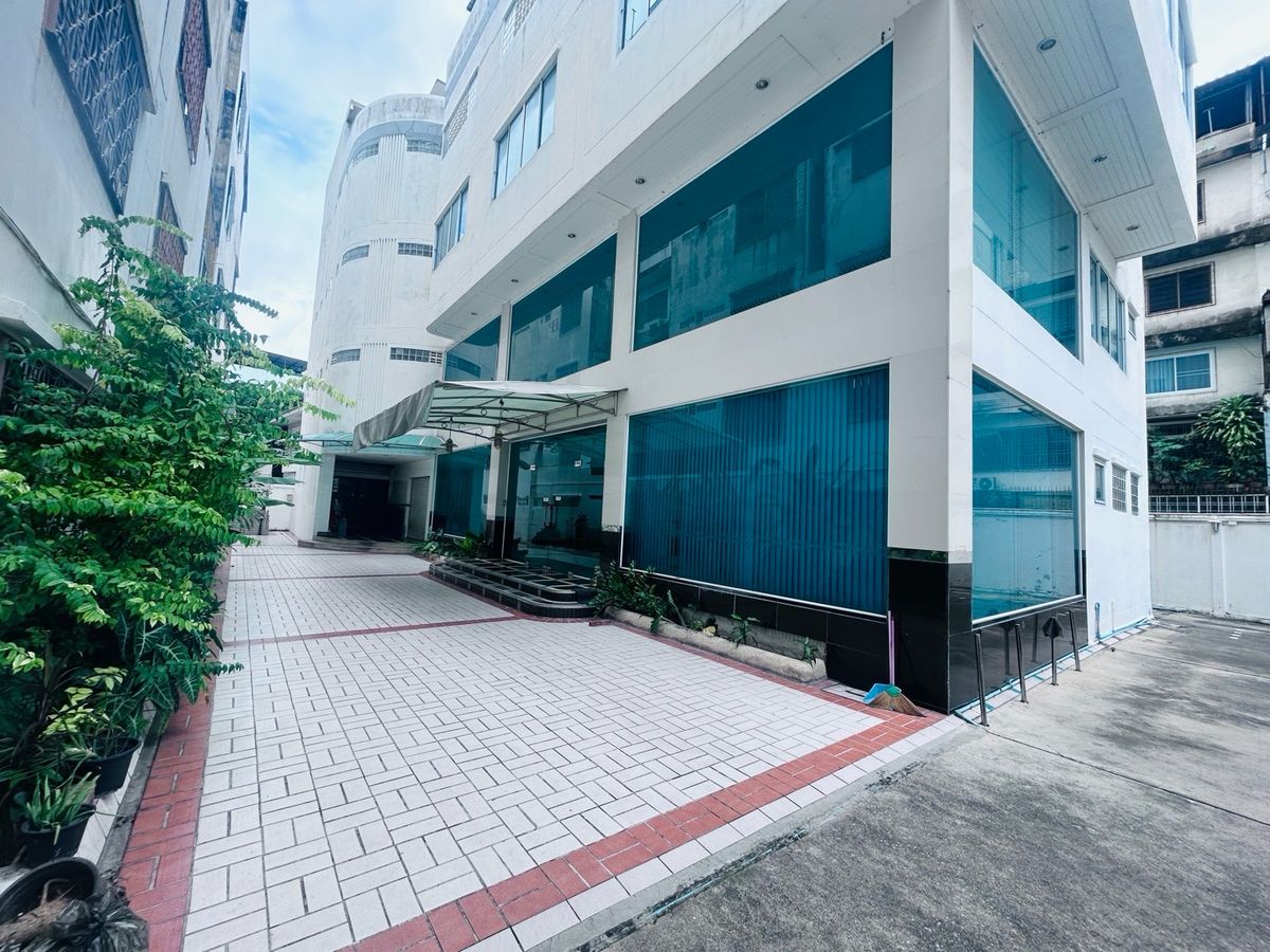 For RentOfficeWongwianyai, Charoennakor : The office is a 4 -story building, Charoen Nakhon Road 34.