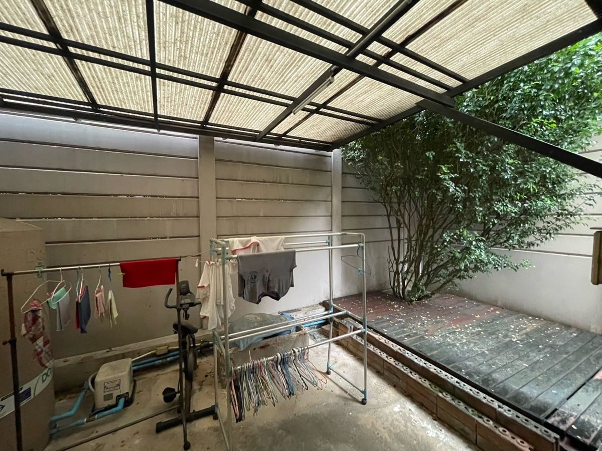 For SaleTownhomeKasetsart, Ratchayothin : House for sale in the middle of the city, Ratchayothin, behind the edge of the beginning of the project, additions. Built-in, fully furnished, ready to move in  Private, close to the BTS, near Central Ladprao. Near Major Ratchayothin