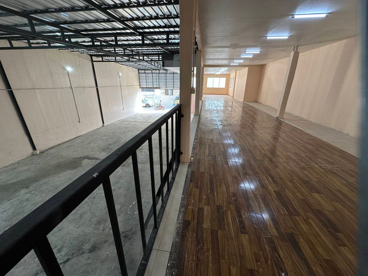 ให้เช่าโกดังรัชดา ห้วยขวาง : จบทุกปัญหาธุรกิจ! โกดัง 400+ ตร.ม. รีโนเวทใหม่ ใจกลางรัชดา! 🔥 ไฟ 3 เฟสพร้อม! รถ 6 ล้อเข้าได้! ใครหาฐานทัพใหม่ต้องรีบดูเลยค่ะ