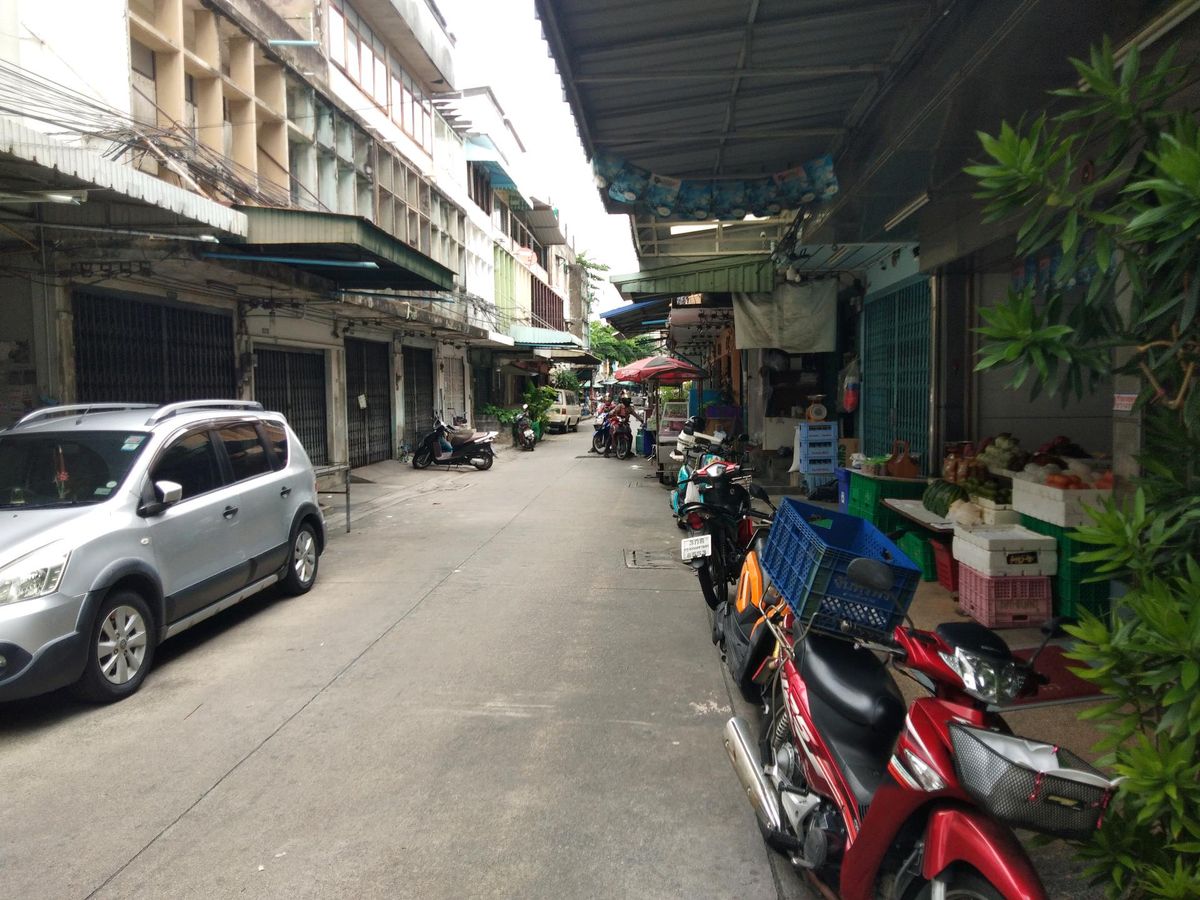 ขายอาคารพาณิชย์สาทร นราธิวาส : ขายด่วนอ.พาณิชย์ 2.75ชั้นซเซ็นต์หลุยส์ 8..0ลบ