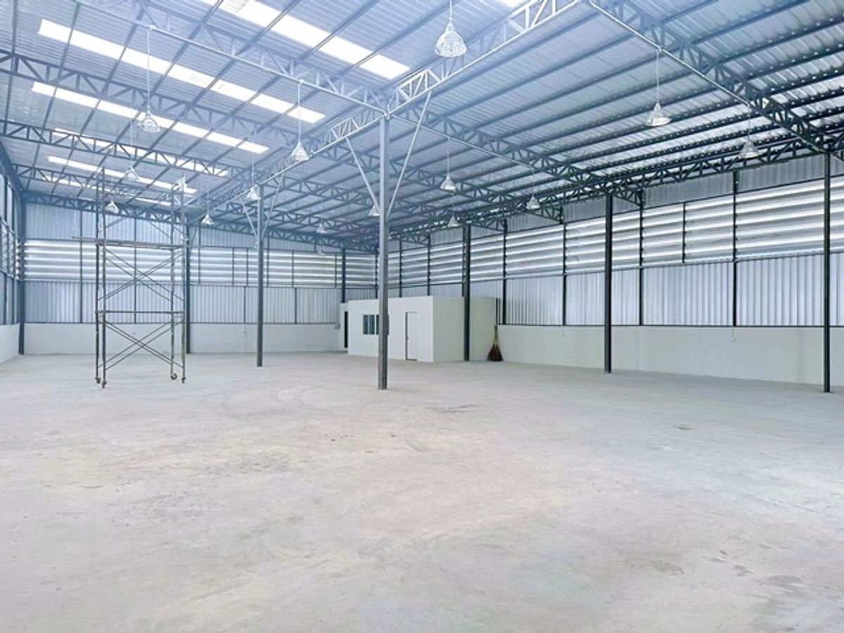 Phraya Suren 21-31 Fashion 2.4 km. Warehouse office for rent in Minburi area 522 sq.m. 132 sq.wa. Loading...