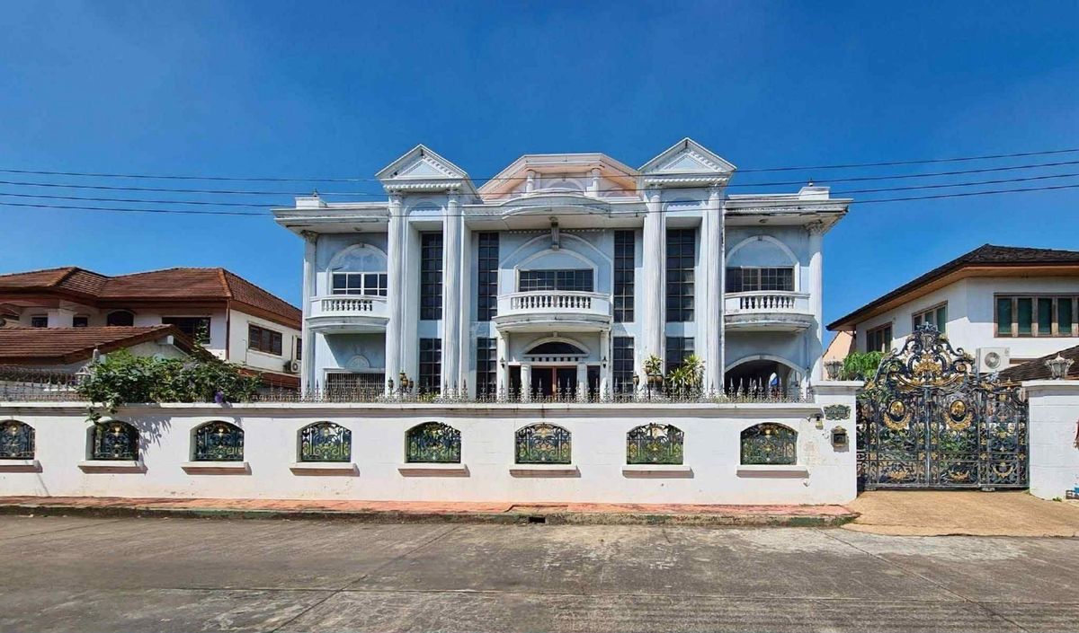 ขายบ้านเกษตรศาสตร์ รัชโยธิน : PIN-075 ขายบ้านเดี่ยว 3 ชั้น เนื้อที่ดินรวม 215 ตร.ว. หมู่บ้านปธนานิเวศน์ ถนนเสนานิคม 1 ซอย 28
