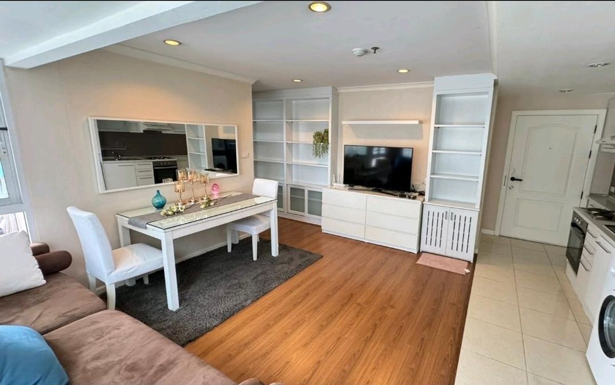 ให้เช่าคอนโดสุขุมวิท อโศก ทองหล่อ : & quot; 100sqm 2 ห้องนอนสามารถเดินไปยัง Asoke BTS & quot;