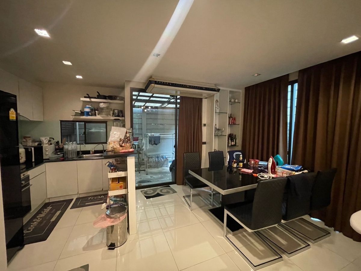For SaleTownhomeKasetsart, Ratchayothin : House for sale in the middle of the city, Ratchayothin, behind the edge of the beginning of the project, additions. Built-in, fully furnished, ready to move in  Private, close to the BTS, near Central Ladprao. Near Major Ratchayothin