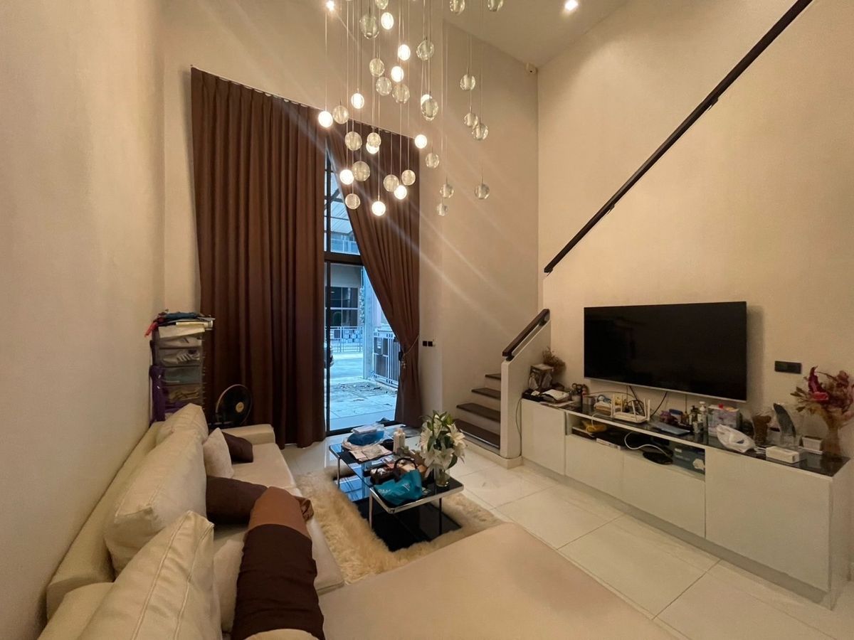 For SaleTownhomeKasetsart, Ratchayothin : House for sale in the middle of the city, Ratchayothin, behind the edge of the beginning of the project, additions. Built-in, fully furnished, ready to move in  Private, close to the BTS, near Central Ladprao. Near Major Ratchayothin