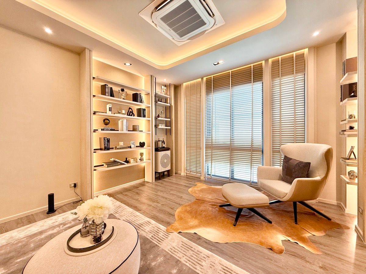 For SaleHouseKasetsart, Ratchayothin : 🏡 Baan Klang Muang Classe Ratchayothin Modern Classic luxury homes in the heart of Ratchayothin ✨ Starting from only 24.9 MB.* 📞 092-690-5445