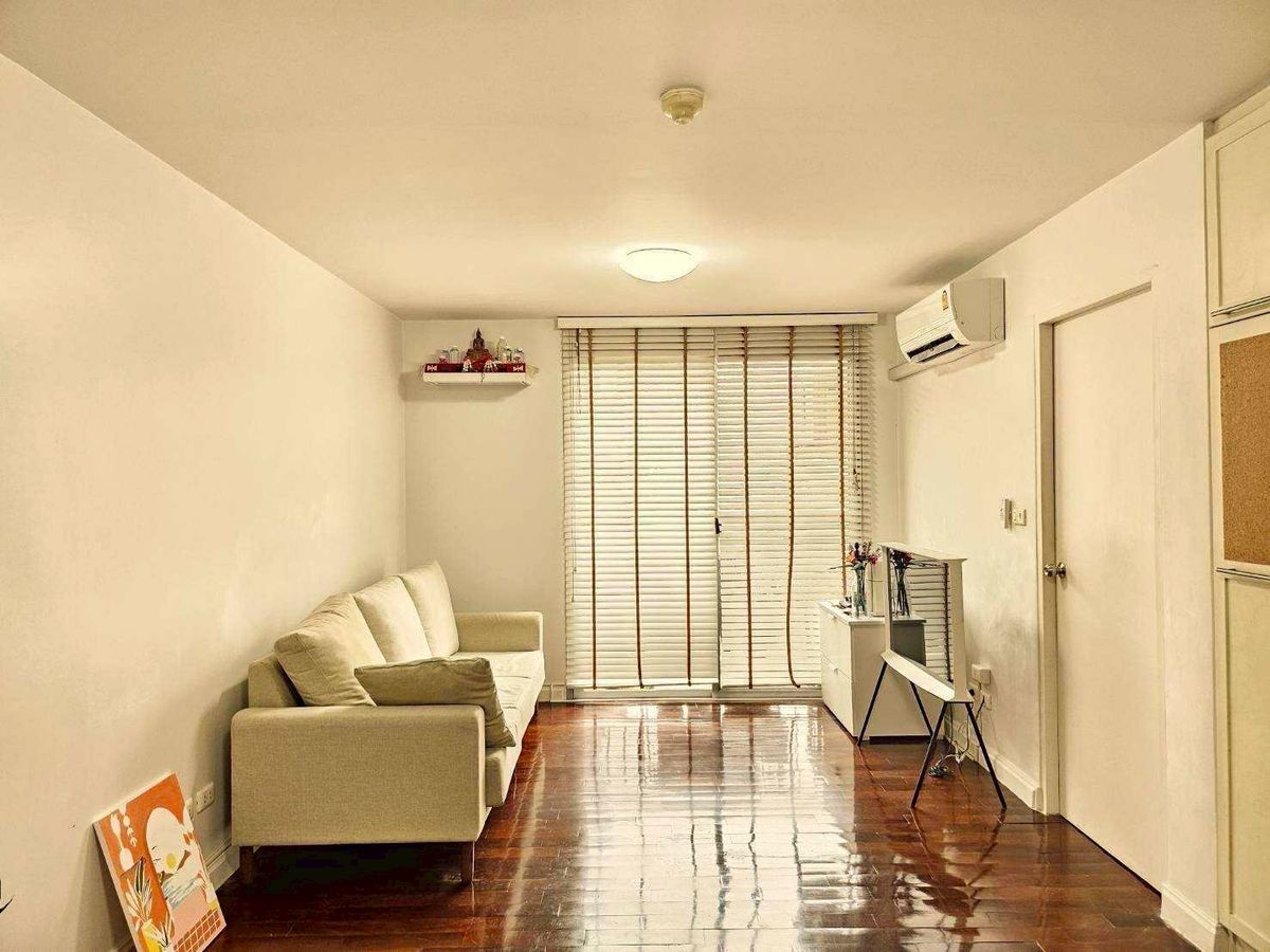For RentCondoSukhumvit, Asoke, Thonglor : 49 Plus available for rent in a big room in the center of the city, home-style room, warm, pleasant to watch 063-384-4228