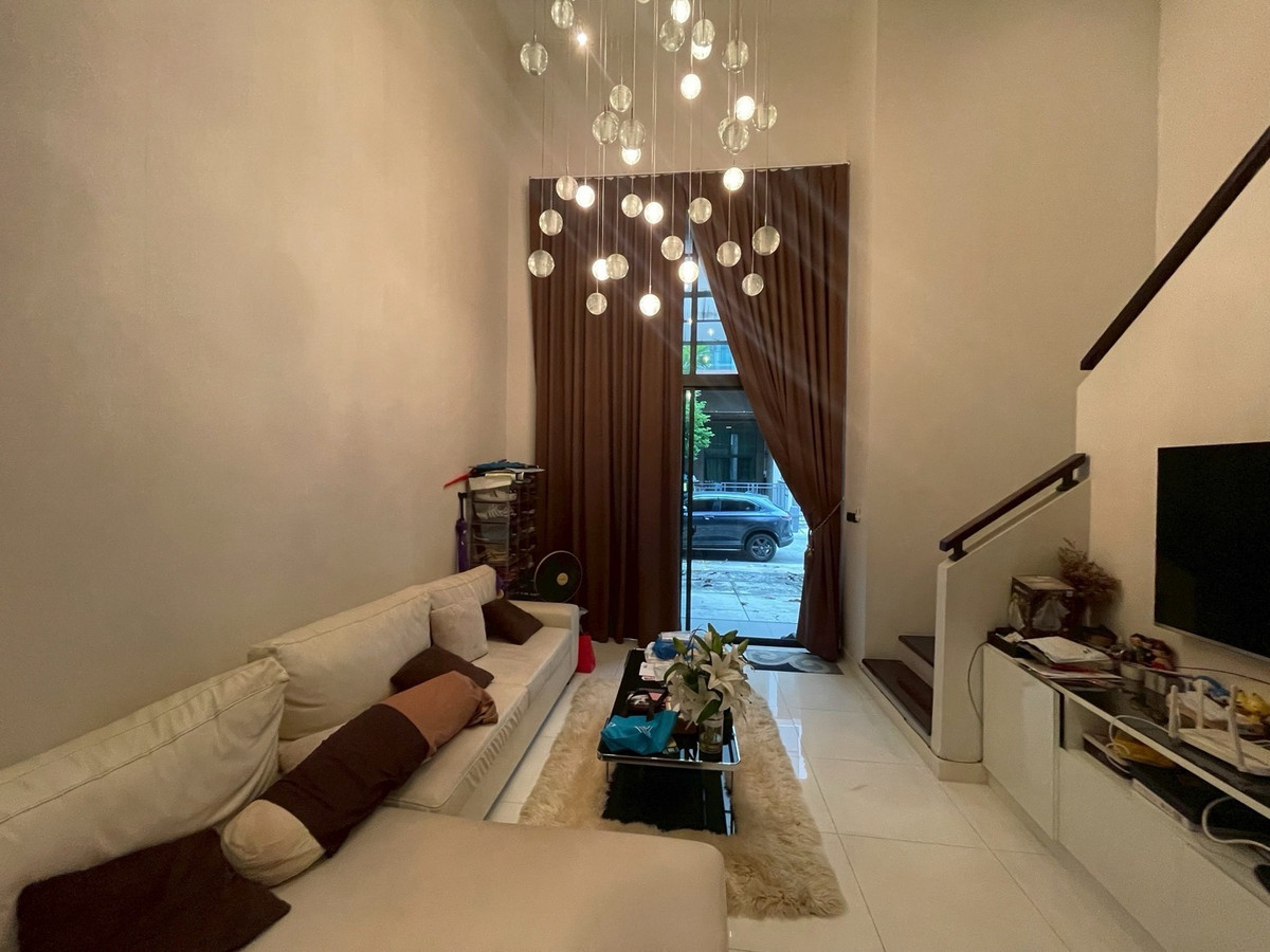 ขายทาวน์โฮมเกษตรศาสตร์ รัชโยธิน : ขายบ้านกลางเมือง รัชโยธิน  หลังริมในต้นโครงการ ต่อเติม บิวท์อิน เฟอร์นิเจอร์ครบพร้อมอยู่  มีความส่วนตัว ใกล้รถไฟฟ้า ใกล้เซ็นทรัลลาดพร้าว ใกล้เมเจอร์รัชโยธิน 