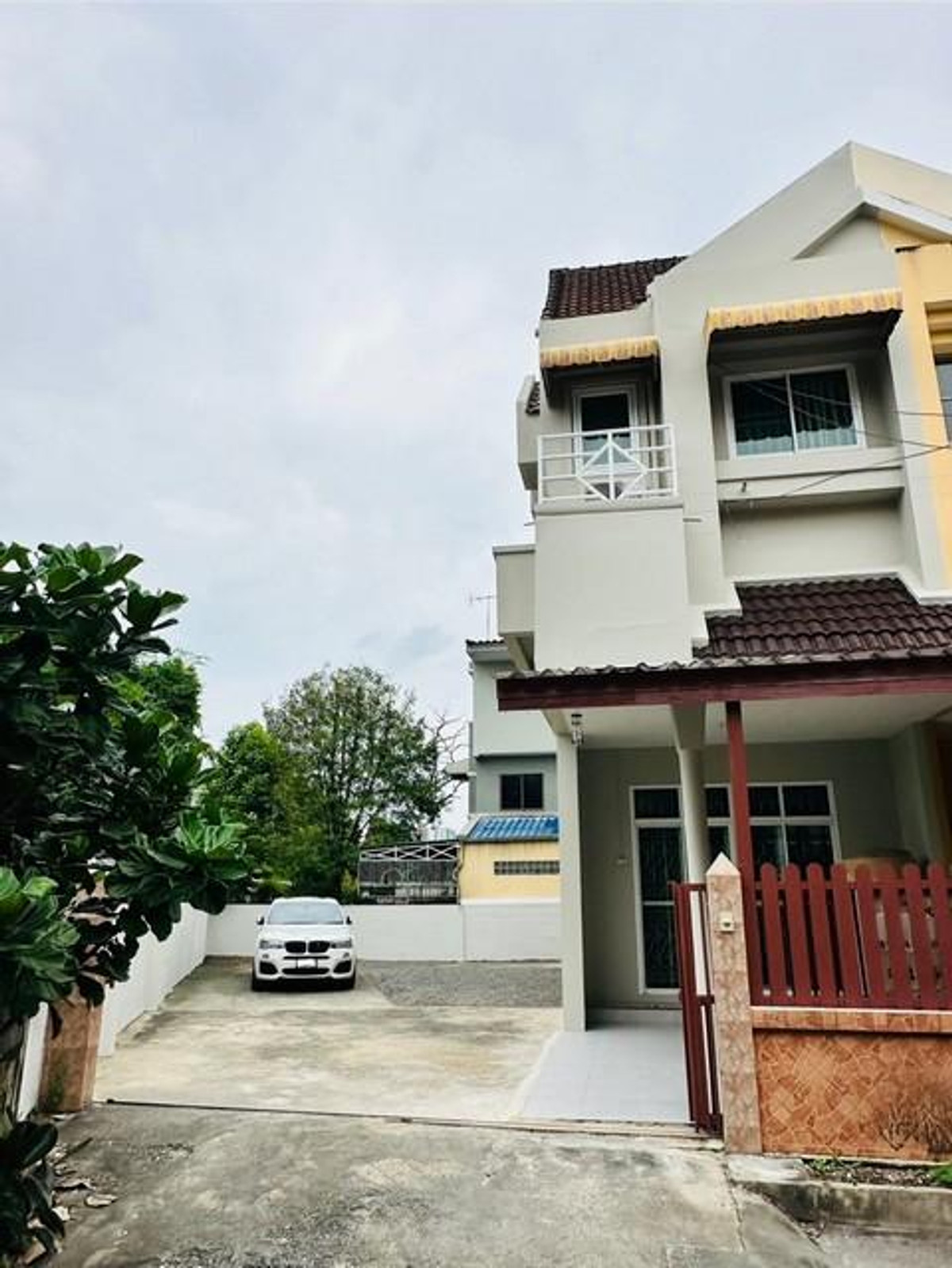 For RentHouseSeri Thai, Ramkhamhaeng Nida : 2 storey detached house for rent 4 bedrooms, Sammakorn Village, Ramkhamhaeng 162-1 Ramkhamhaeng Ratchathanphatthana Next to Ramkhamhaeng Road Near Motorway - Suvarnabhumi MRT Min Buri