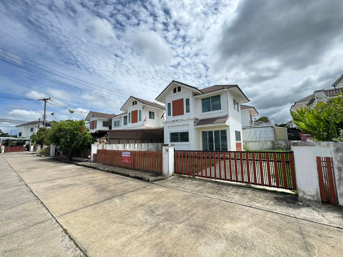 For SaleHouseChiang Mai : Selling very cheap !! 2 storey detached house, village in the Rung Thana Project, 6 Tree Pao Sankampang, Freeon, beautiful house, near Chiang Mai, with security security 24 hours a day.