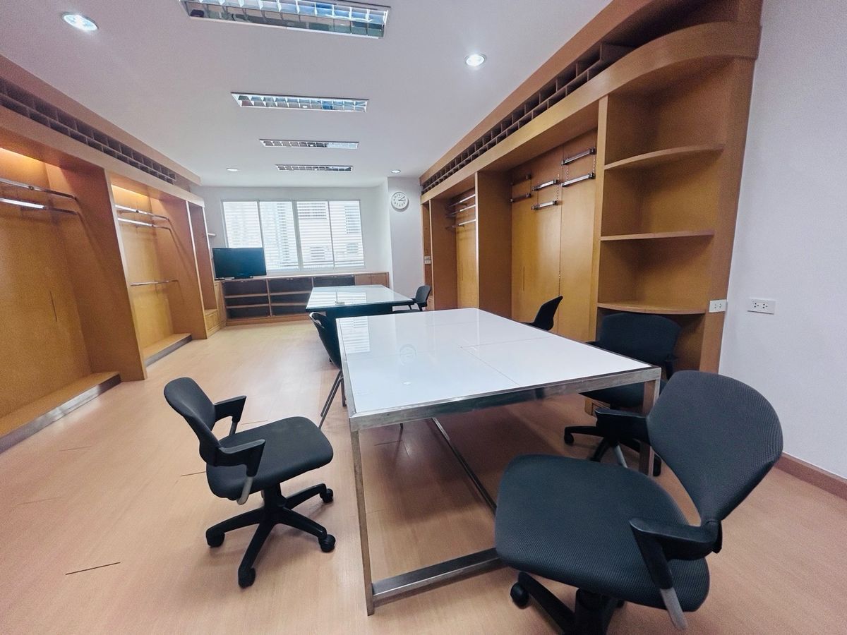 For RentOfficeWongwianyai, Charoennakor : The office is a 4 -story building, Charoen Nakhon Road 34.