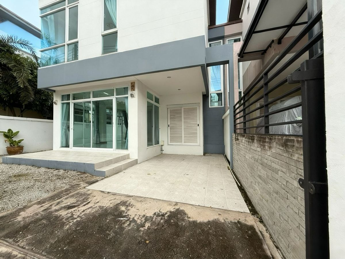 For SaleSriracha Laem Chabang Ban Bueng : Urgent sale !! 2 -storey twin house, very good condition, ready to stay in The Pine Sriracha, the back of Assam - J Park