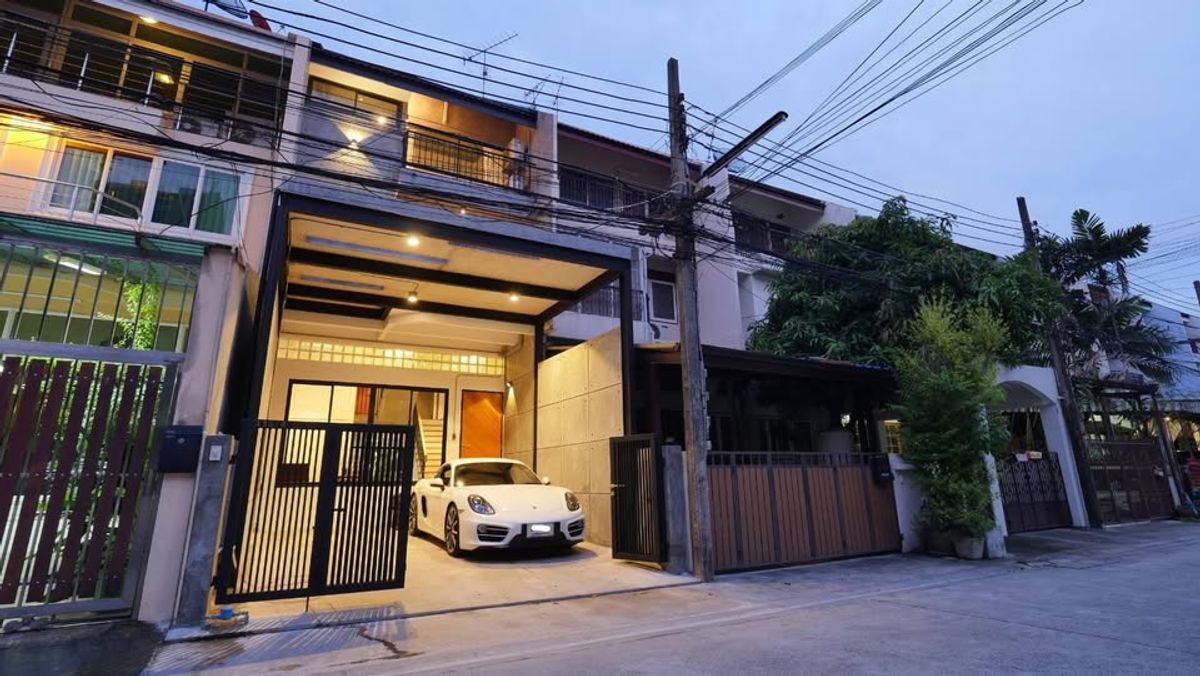 ให้เช่าทาวน์โฮมสุขุมวิท อโศก ทองหล่อ : LTH13286RE – Townhouse for Rent | Loft Ekkamai 28 | 230 sq.m | 5 Beds 5 Baths | 92K/Month | Near BTS Ekkamai | ทาวน์เฮ้าส์ให้เช่า ลอฟท์ เอกมัย 28