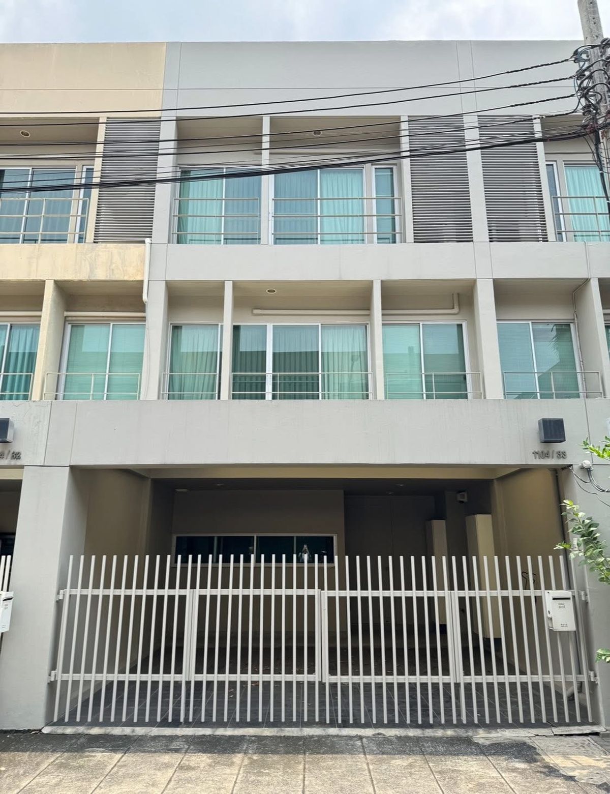 For RentTownhomePattanakan, Srinakarin : House for rent, Noble Cuban Phatthanakan Project (3 floors), new condition, north house