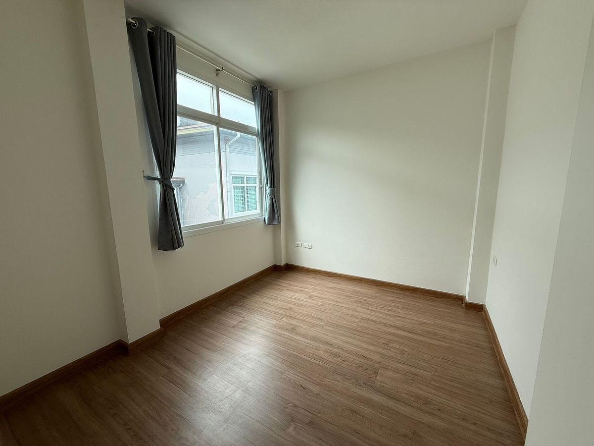 For SaleSriracha Laem Chabang Ban Bueng : Urgent sale !! 2 -storey twin house, very good condition, ready to stay in The Pine Sriracha, the back of Assam - J Park