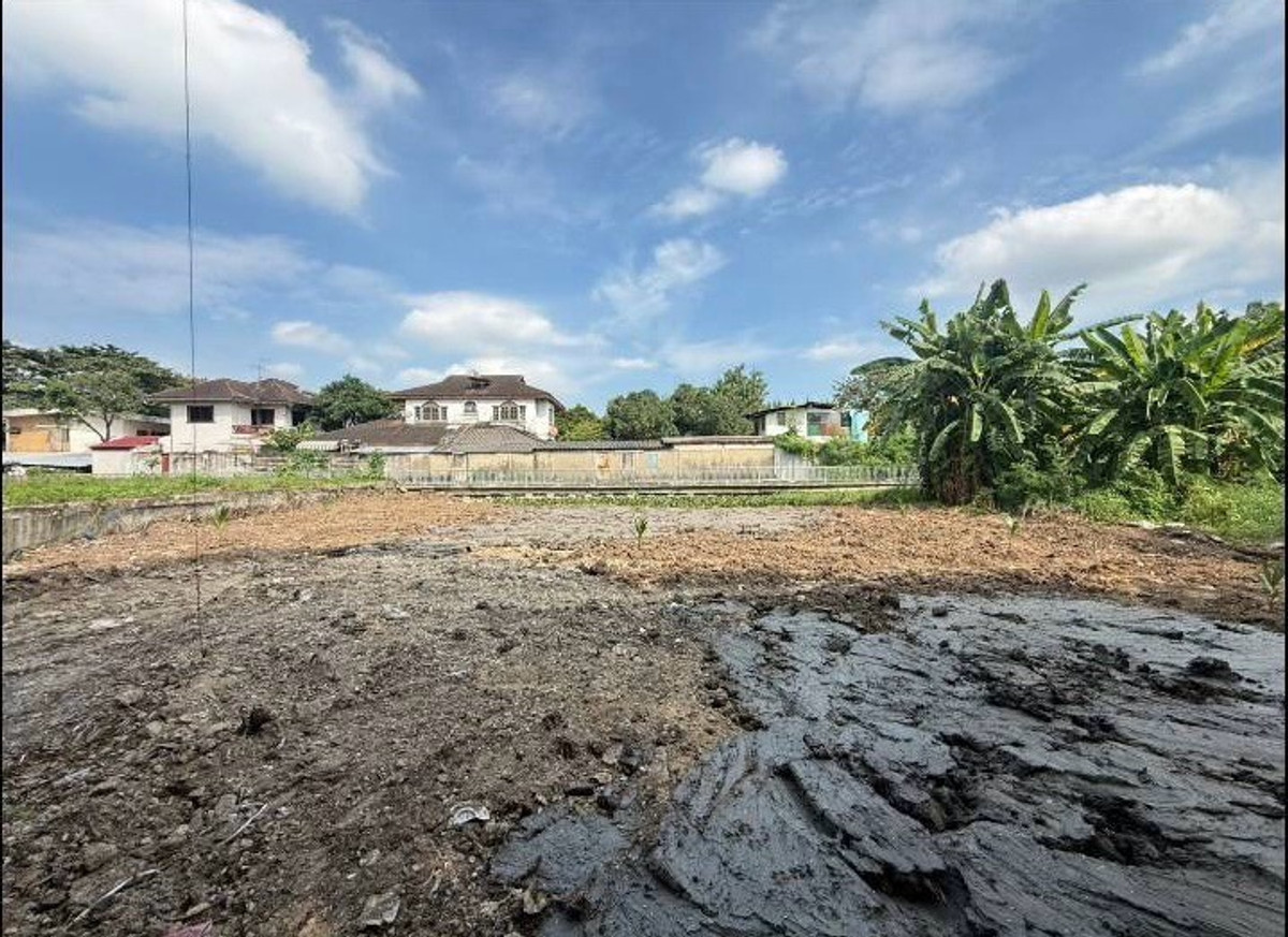 For SaleLandOnnut, Udomsuk : 📢 Land for Sale – Prime Plot in Sukhumvit 101!Great location with easy access, just a short walk to BTS Punnawithi station. Ideal for building a private residence or developing into an investment property.
