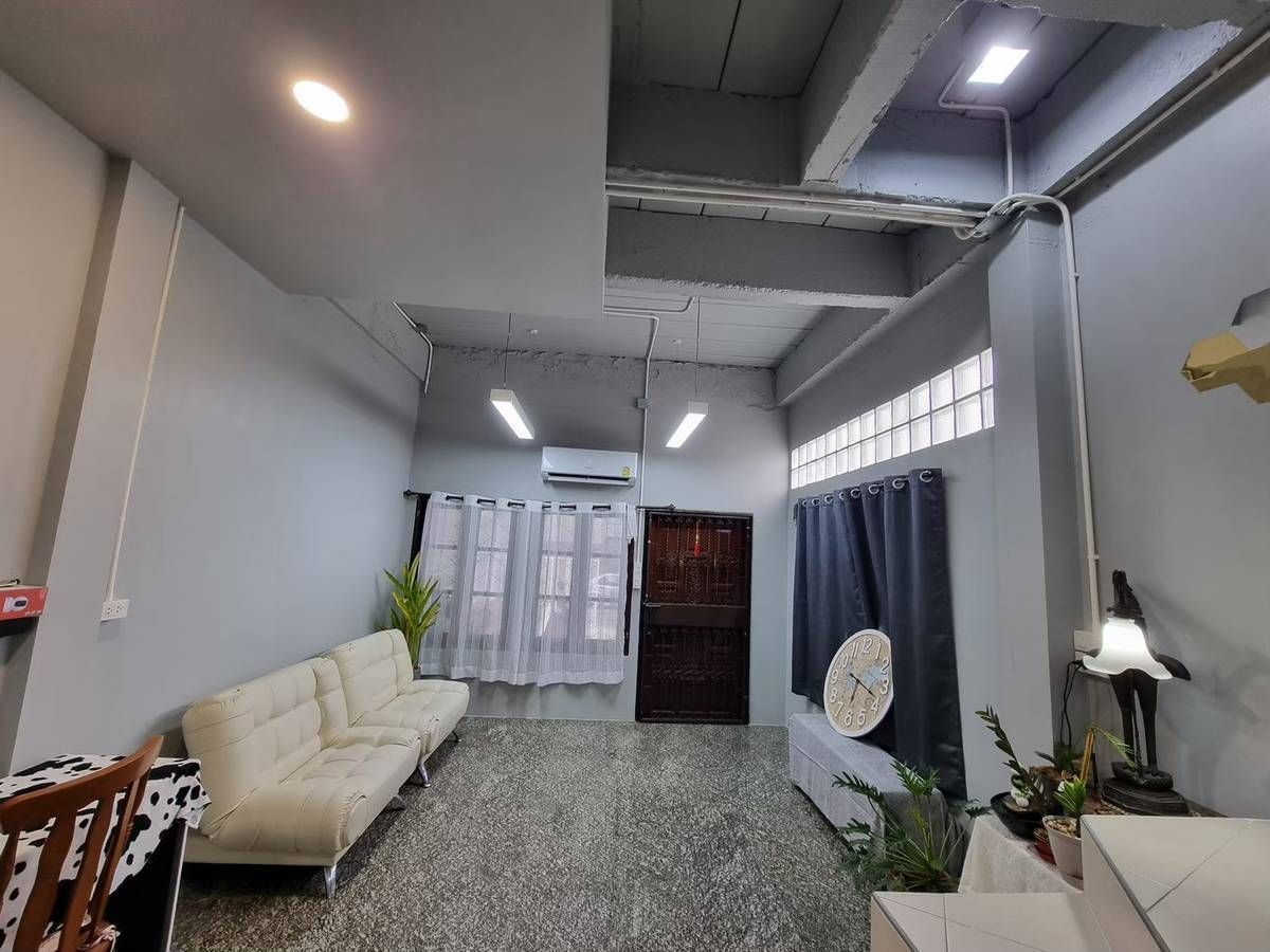 ขายทาวน์โฮมรัชดา ห้วยขวาง : 🏡 ขายทาวน์โฮมรีโนเวทใหม่ 4 ชั้น พร้อมดาดฟ้า – ทำเลทอง ห้วยขวาง  ✨ ราคาพิเศษเพียง 6 ล้านบาท (จากปกติ 8 ล้านบาท)