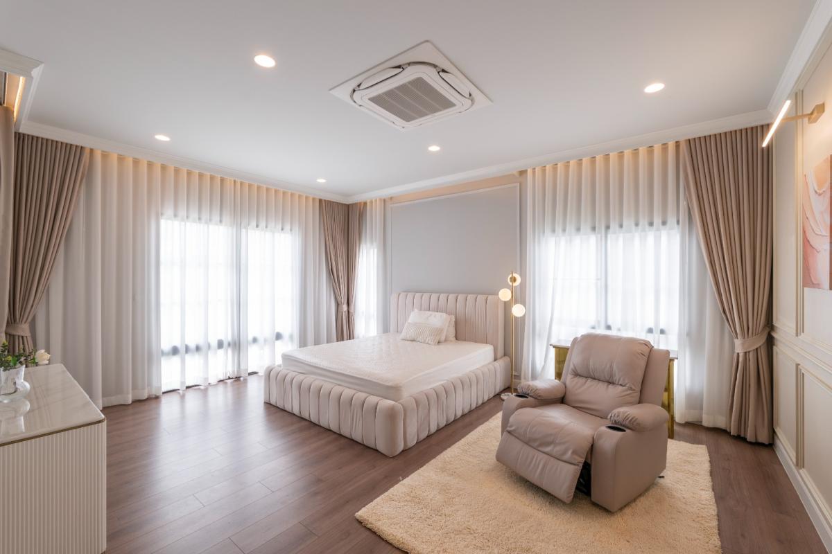 For RentHouseLadkrabang, Suwannaphum Airport : 🔥For urgent rent +🔥Setthasiri Bangna - Suvarnabhumi, Modern Classic style detached house, 5 bedrooms, 6 bathrooms, near Suvarnabhumi ❗