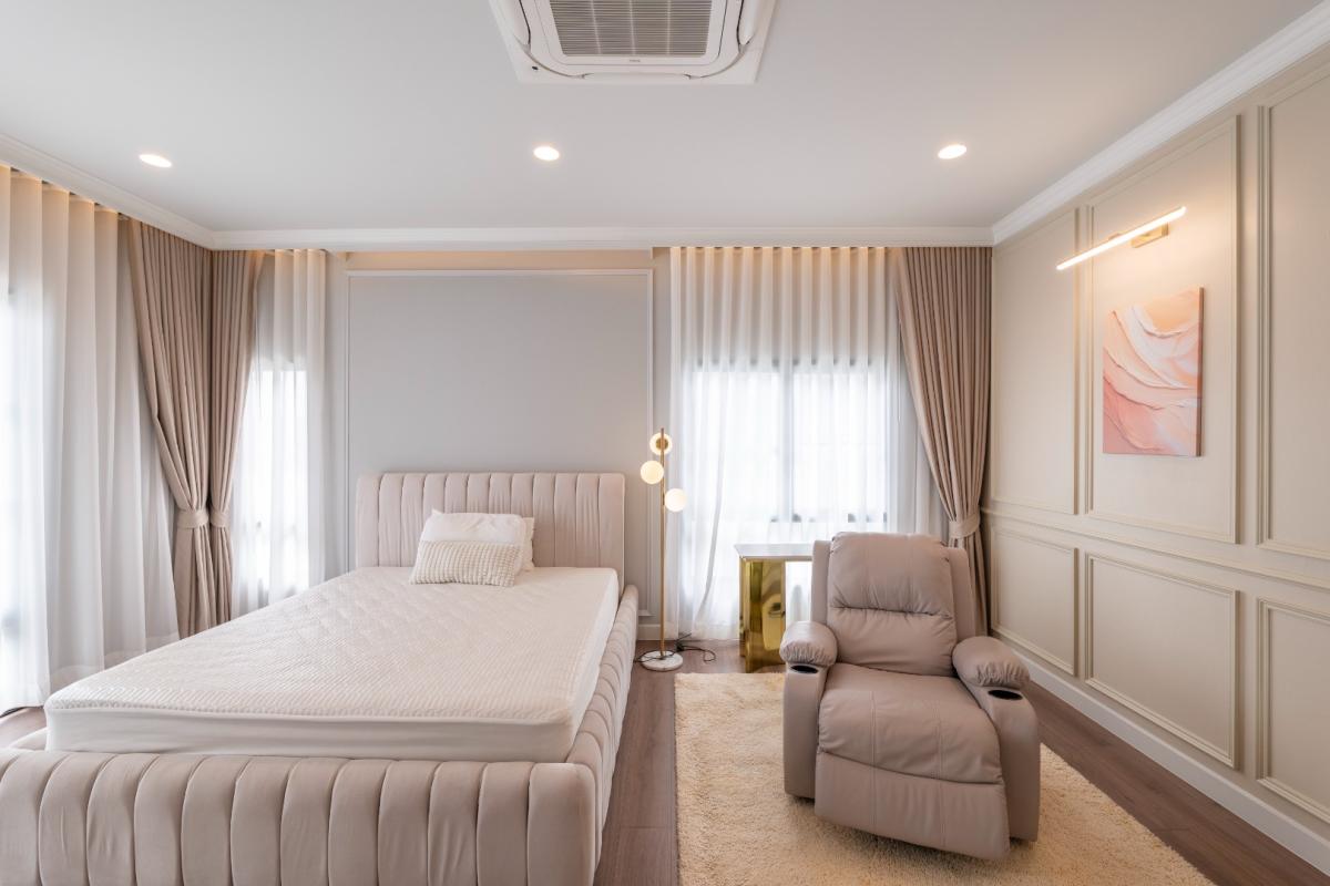 For RentHouseLadkrabang, Suwannaphum Airport : 🔥For urgent rent +🔥Setthasiri Bangna - Suvarnabhumi, Modern Classic style detached house, 5 bedrooms, 6 bathrooms, near Suvarnabhumi ❗