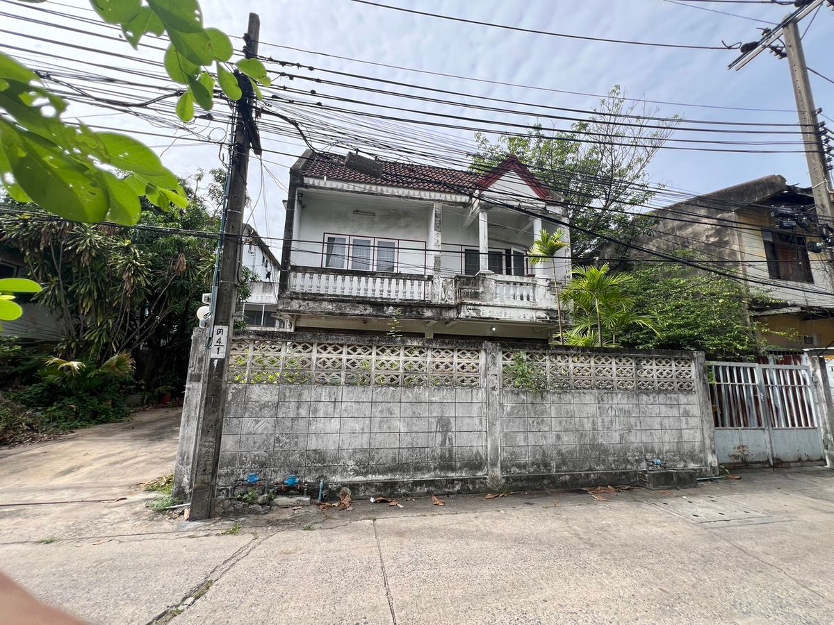 For SaleHouseOnnut, Udomsuk : House for sale with rental rooms with land, Sukhumvit 46, Soi Phumichit, area of ​​208 sq.w., good price, gold, worth investing with this price like this.