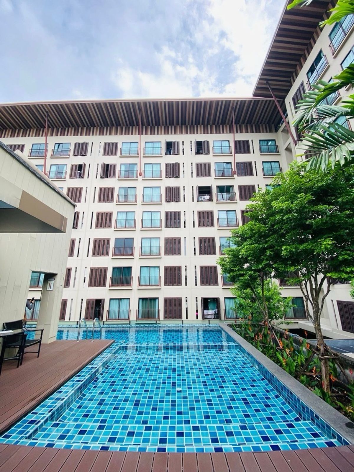 ขายคอนโดสุขุมวิท อโศก ทองหล่อ : ขายคอนโดหรู📍สไตล์รีสอร์ท 3 ชั้น เหมือนอยู่บ้านเดี่ยวพร้อมพื้นที่สวนและสระว่ายน้ำส่วนตัว ใจกลางสุขุมวิท 26 