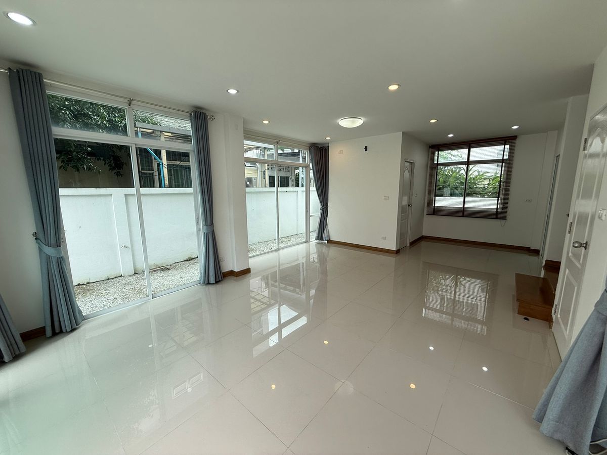 For SaleSriracha Laem Chabang Ban Bueng : Urgent sale !! 2 -storey twin house, very good condition, ready to stay in The Pine Sriracha, the back of Assam - J Park