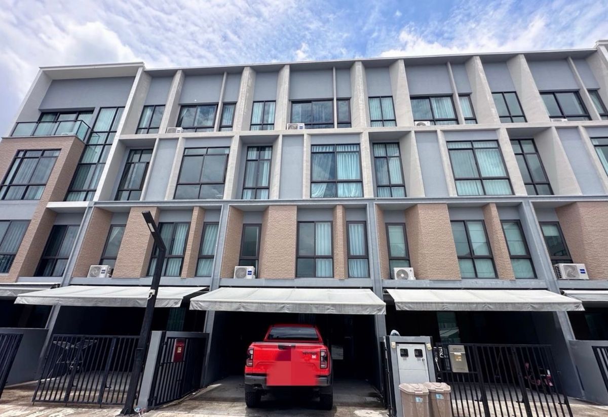 For SaleShop HousePattanakan, Srinakarin : 3.5 -story commercial building for sale, ESTAR HENT Phatthanakan 20, beautiful, worth investing. Interested in Atline.@841QLNR