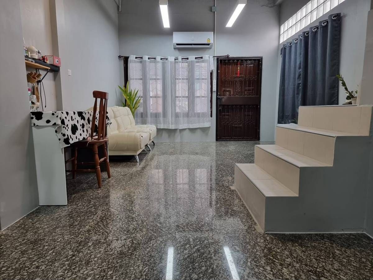 ขายทาวน์โฮมรัชดา ห้วยขวาง : 🏡 ขายทาวน์โฮมรีโนเวทใหม่ 4 ชั้น พร้อมดาดฟ้า – ทำเลทอง ห้วยขวาง  ✨ ราคาพิเศษเพียง 6 ล้านบาท (จากปกติ 8 ล้านบาท)