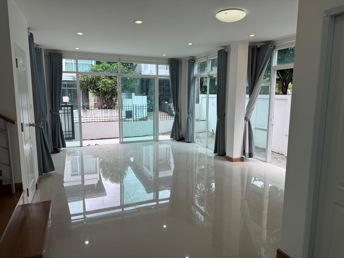 For SaleSriracha Laem Chabang Ban Bueng : Urgent sale !! 2 -storey twin house, very good condition, ready to stay in The Pine Sriracha, the back of Assam - J Park