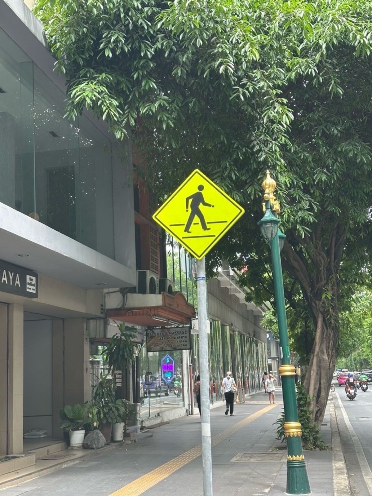 For RentShop HouseSukhumvit, Asoke, Thonglor : ให้เช่าอาคารพาณิชย์ สูง 3 ชั้น
1 คูหา ริมถนนสุขุมวิท ห่างรถไฟฟ้าพร้อมพงษ์ 280 ม.