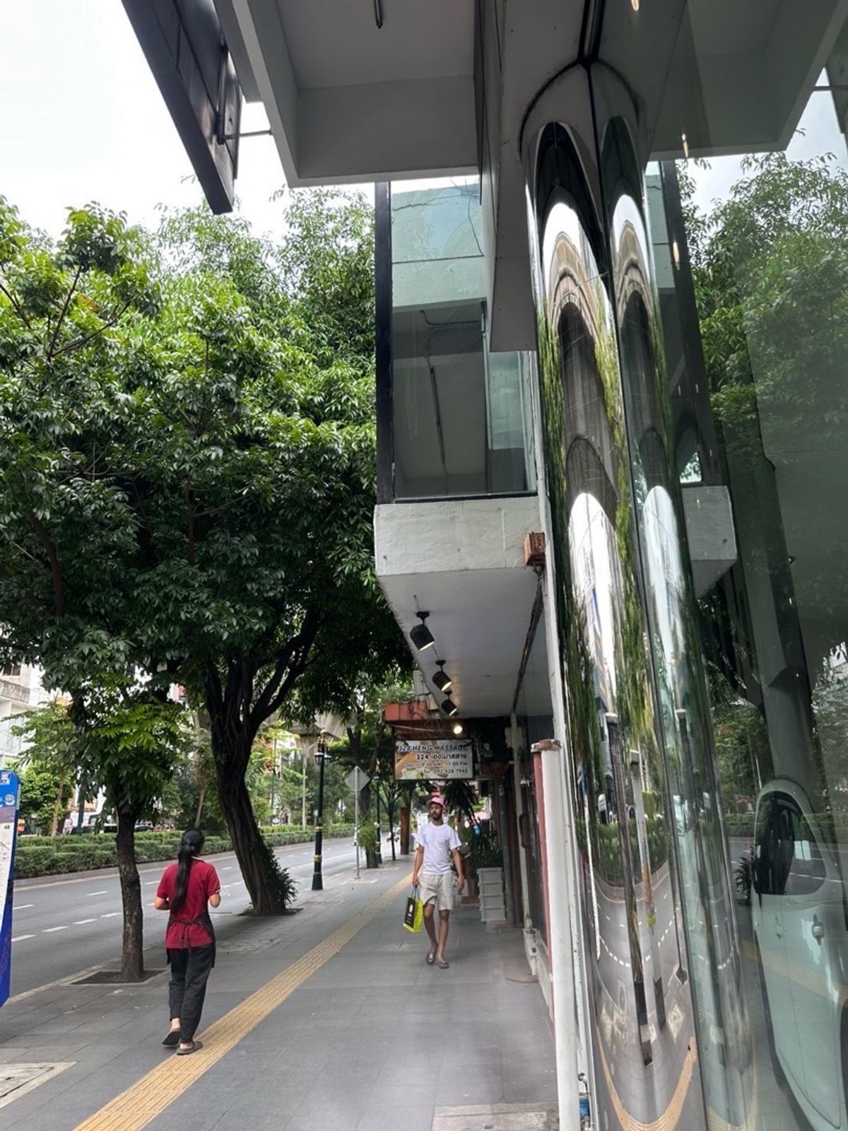 For RentShop HouseSukhumvit, Asoke, Thonglor : Commercial building for rent, 3 floors high.1 booth on Sukhumvit Road 280 m. from Phrom Phong BTS.