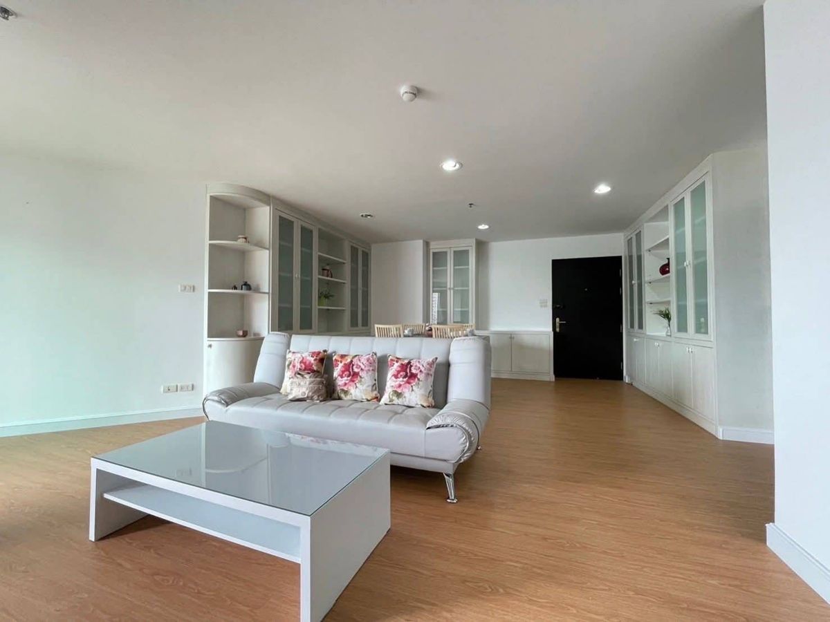 For RentCondoRama9, Petchburi, RCA : Hot Deal Rent 3 Bed 2 Bath Only 54.99K. From 60k. Belle Grand Rama9 Middle Floor with Nice View and Nice Decoration Ready to Move in