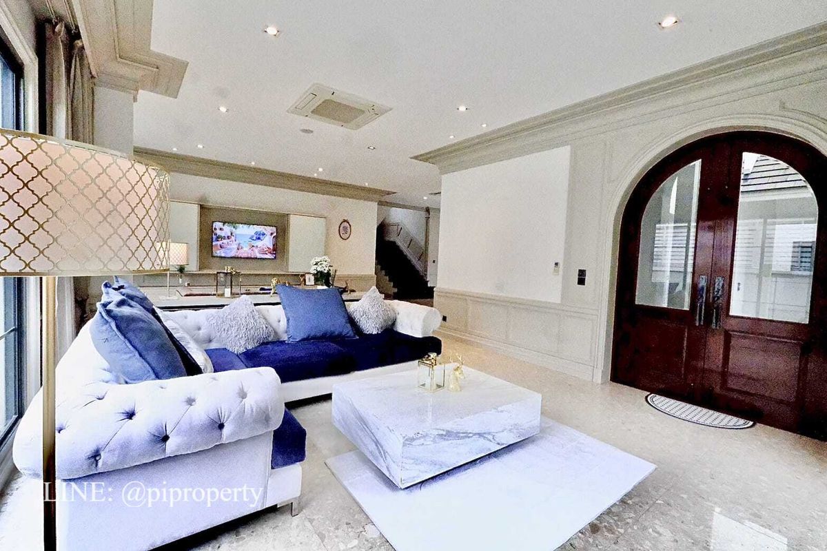 ให้เช่าบ้านบางนา แบริ่ง ลาซาล : ให้เช่า: วิลล่าหรูในโครงการแกรนด์ บางกอก บูเลอวาร์ด สุขุมวิท 4 ห้องนอน 5 ห้องน้ำ
