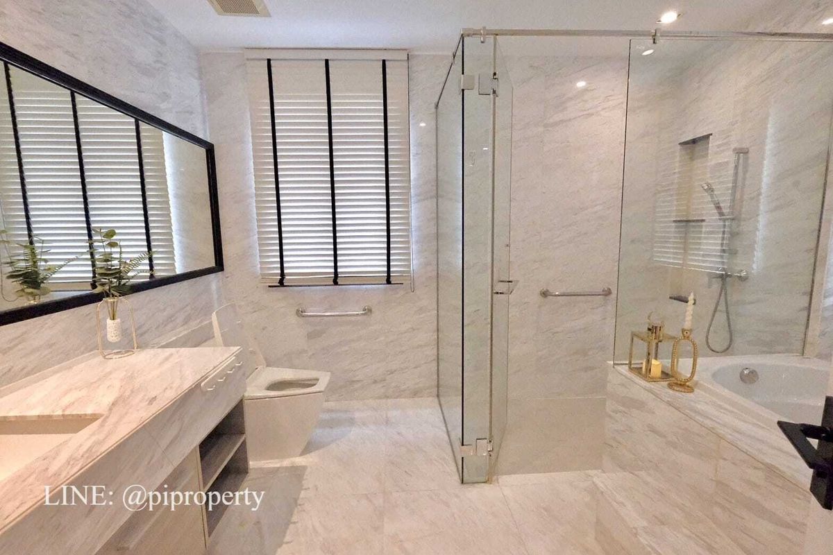 ให้เช่าบ้านบางนา แบริ่ง ลาซาล : ให้เช่า: วิลล่าหรูในโครงการแกรนด์ บางกอก บูเลอวาร์ด สุขุมวิท 4 ห้องนอน 5 ห้องน้ำ