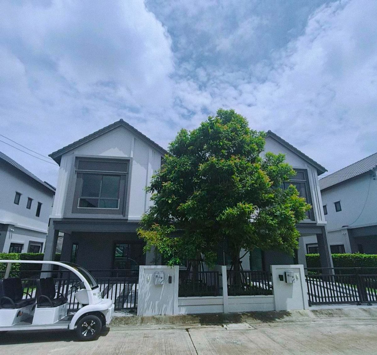 ขายสมุทรปราการ สำโรง : อยากได้บ้านใหญ่ เดินทางง่าย ใกล้เมือง ที่ Grand Britania บางนา–สุวรรณภูมิ ตอบโจทย์!📍 
ติดถนนกิ่งแก้ว🚆 ใกล้ Airport Link🏡 เริ่ม 5.99 ลบ.*”