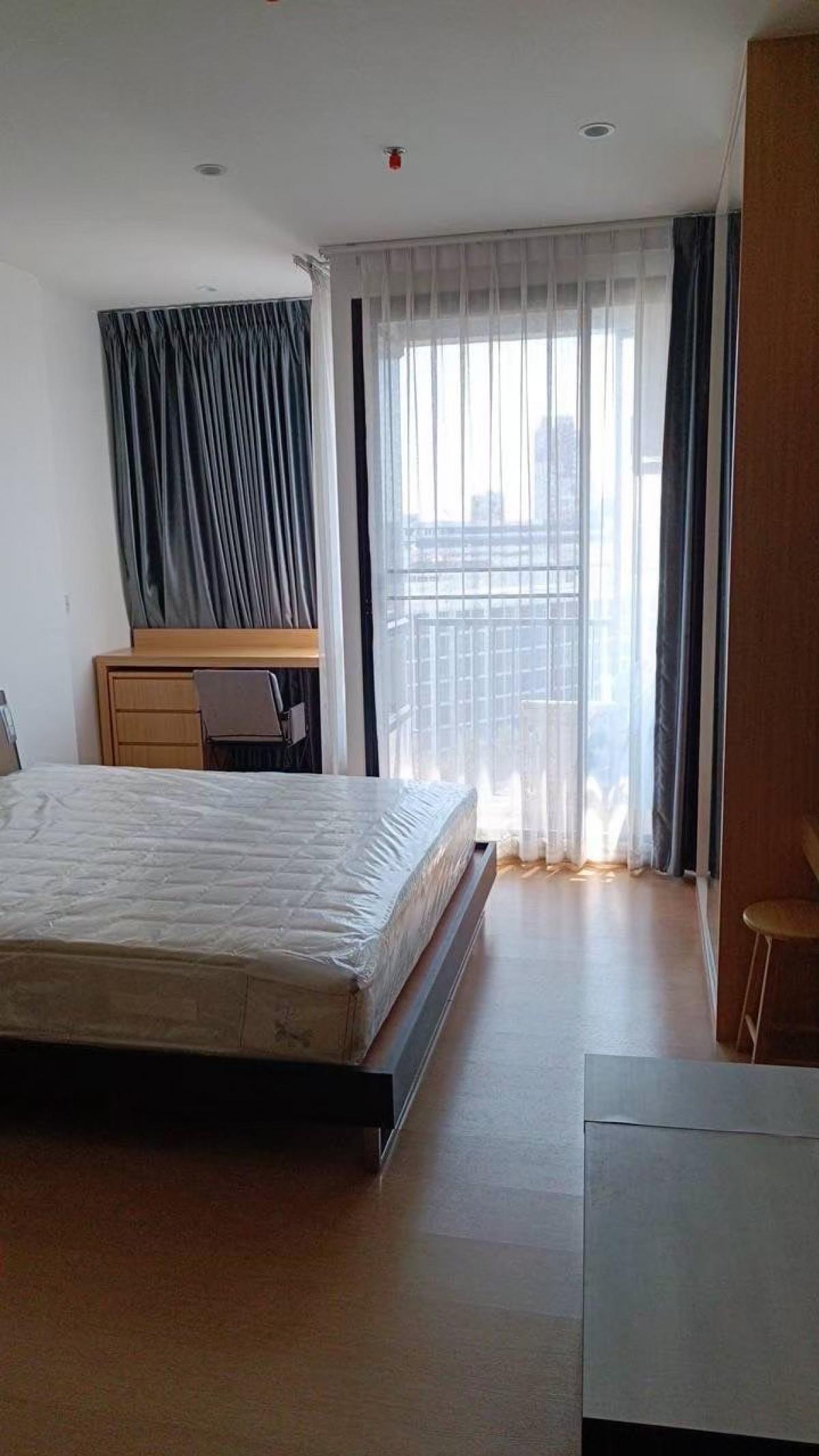 For RentCondoLadprao, Central Ladprao : Studio condo in the heart of Lat Phrao, fully furnished, near BTS/MRT, only 20,000 baht! 24th floor, swimming pool with complete amenities!