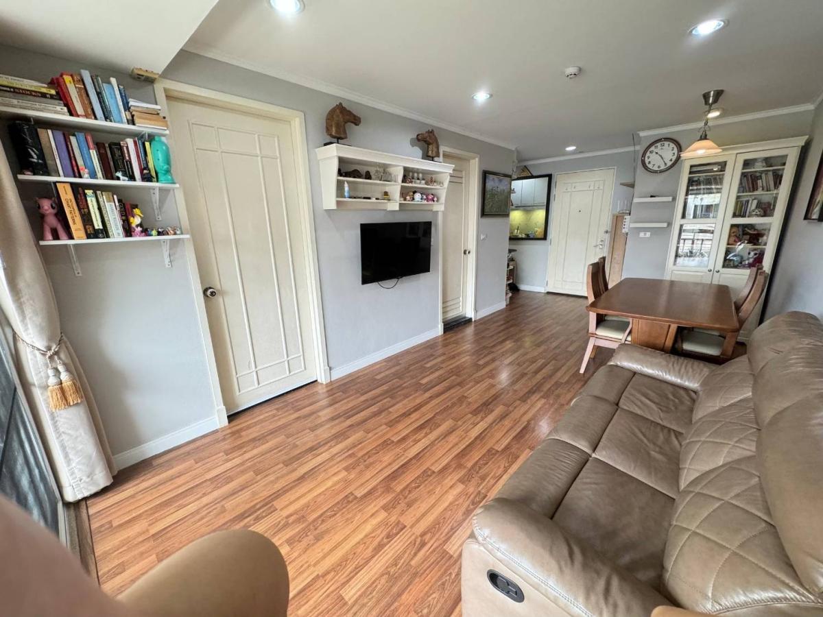 For SaleCondoHuahin, Prachuap Khiri Khan, Pran Buri : The actual price includes expenses for a condo in the heart of the city! The Bangkok Condo (Narathiwas) 2 bedrooms, only 3.38 million baht, next to BTS Chong Nonsi, size 55.67 sq m., with complete amenities!