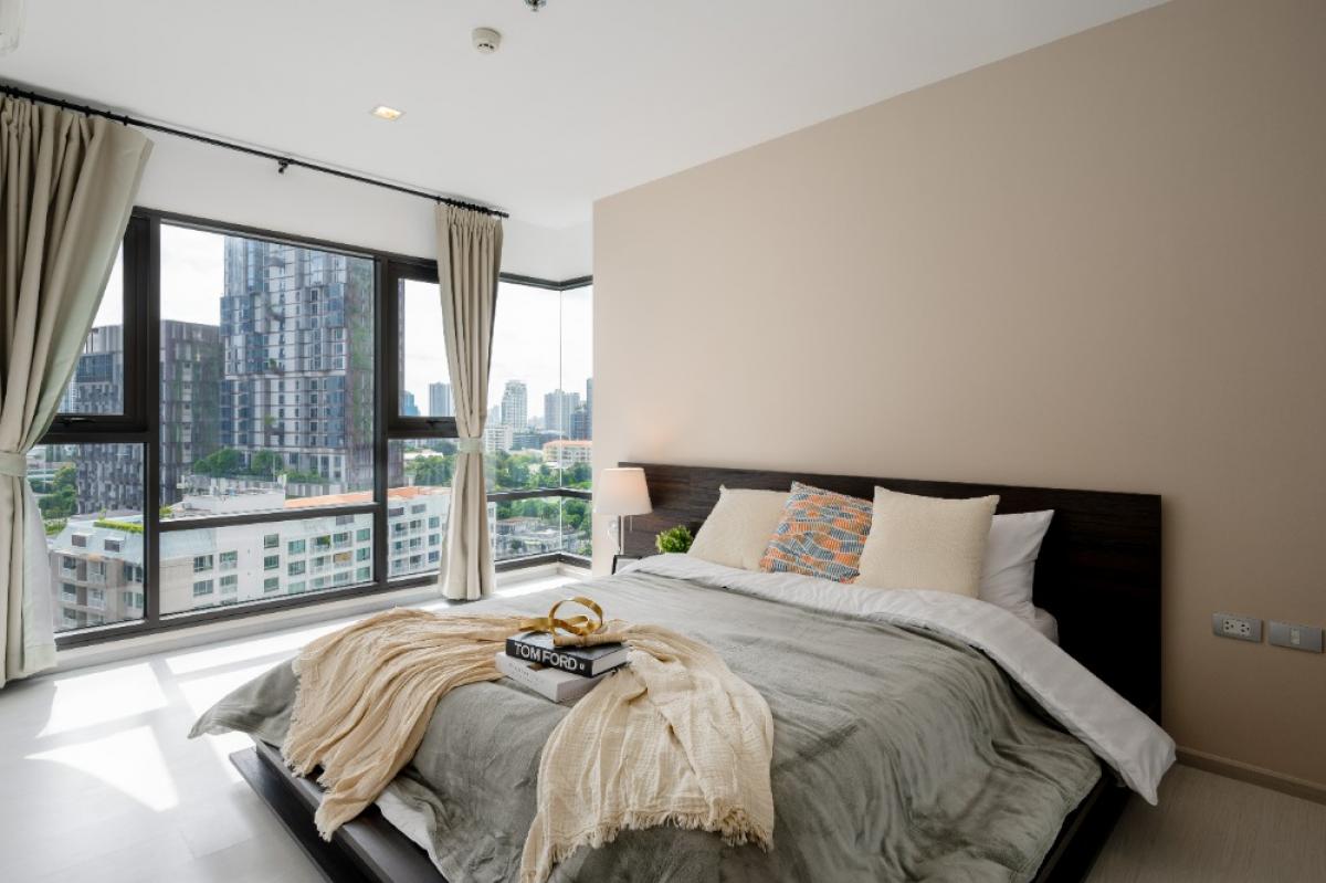 For SaleCondoSukhumvit, Asoke, Thonglor : Luxury condo with 2 bedrooms in the heart of Thonglor, just a step away from the BTS!Close to famous malls & parks, priced at 9.29 million. Hurry to see it before it's gone!
