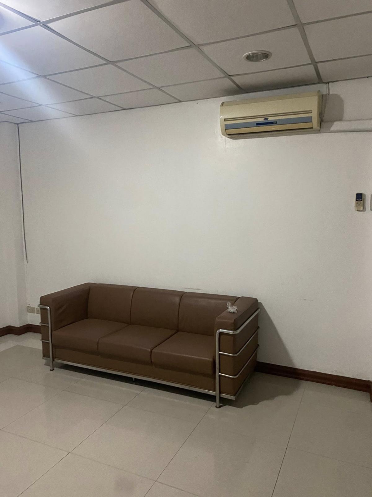 ให้เช่าทาวน์โฮมลาดพร้าว เซ็นทรัลลาดพร้าว : 28/02/2026, ทาวน์เฮาส์ 4 ห้องนอน ใจกลางลาดพร้าว เช่าเพียง 30,000 บาท! 4-Bedroom Townhouse in Latphrao, Only 30,000 THB/Month!