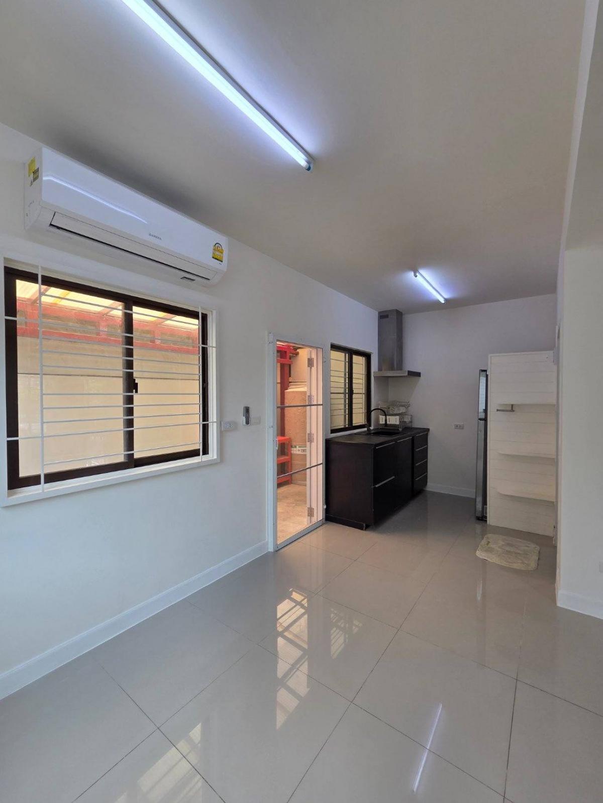 For RentTownhomePattanakan, Srinakarin : Single house, 3 bedrooms, area 180 sq m, near Phatthanakan 38. Spacious 3-Bedroom House for Rent near Phattanakan 38 - Only 25,000 THB/month!