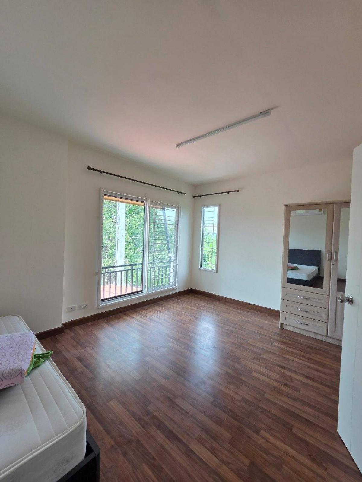 For RentTownhomePattanakan, Srinakarin : Single house, 3 bedrooms, area 180 sq m, near Phatthanakan 38. Spacious 3-Bedroom House for Rent near Phattanakan 38 - Only 25,000 THB/month!