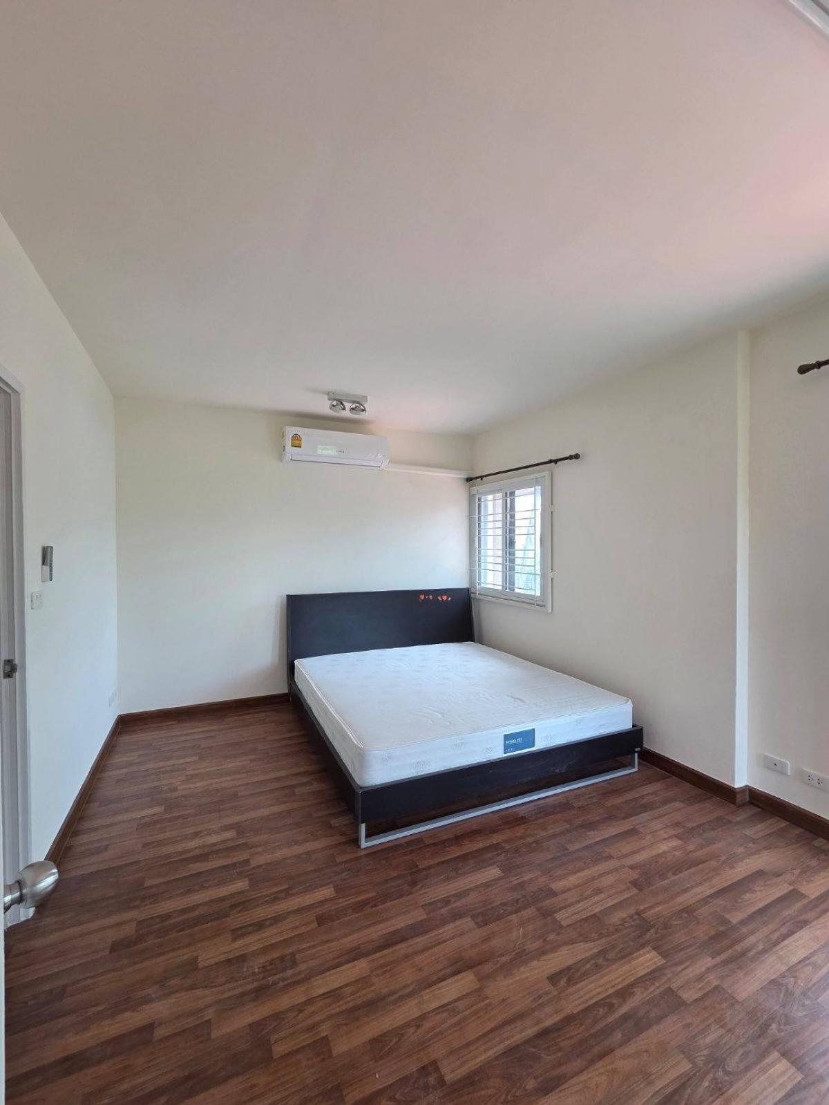 For RentTownhomePattanakan, Srinakarin : Single house, 3 bedrooms, area 180 sq m, near Phatthanakan 38. Spacious 3-Bedroom House for Rent near Phattanakan 38 - Only 25,000 THB/month!