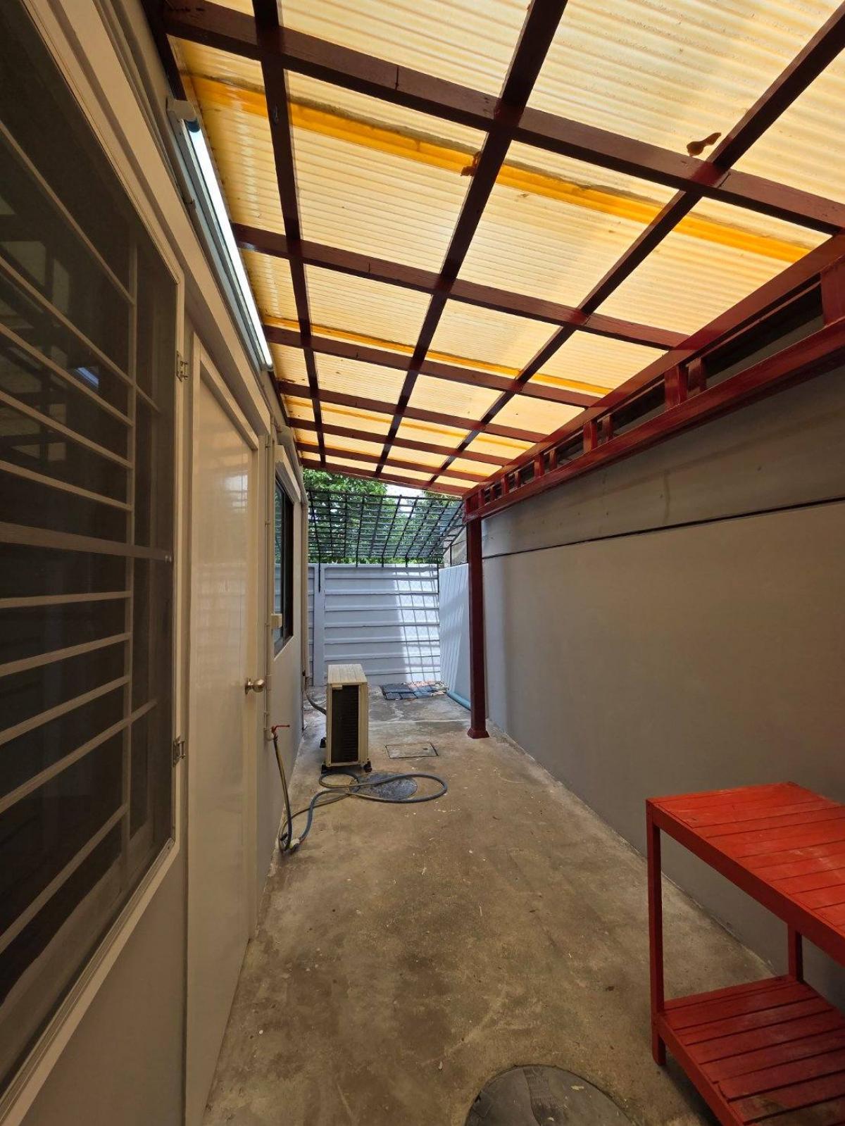 For RentTownhomePattanakan, Srinakarin : Single house, 3 bedrooms, area 180 sq m, near Phatthanakan 38. Spacious 3-Bedroom House for Rent near Phattanakan 38 - Only 25,000 THB/month!