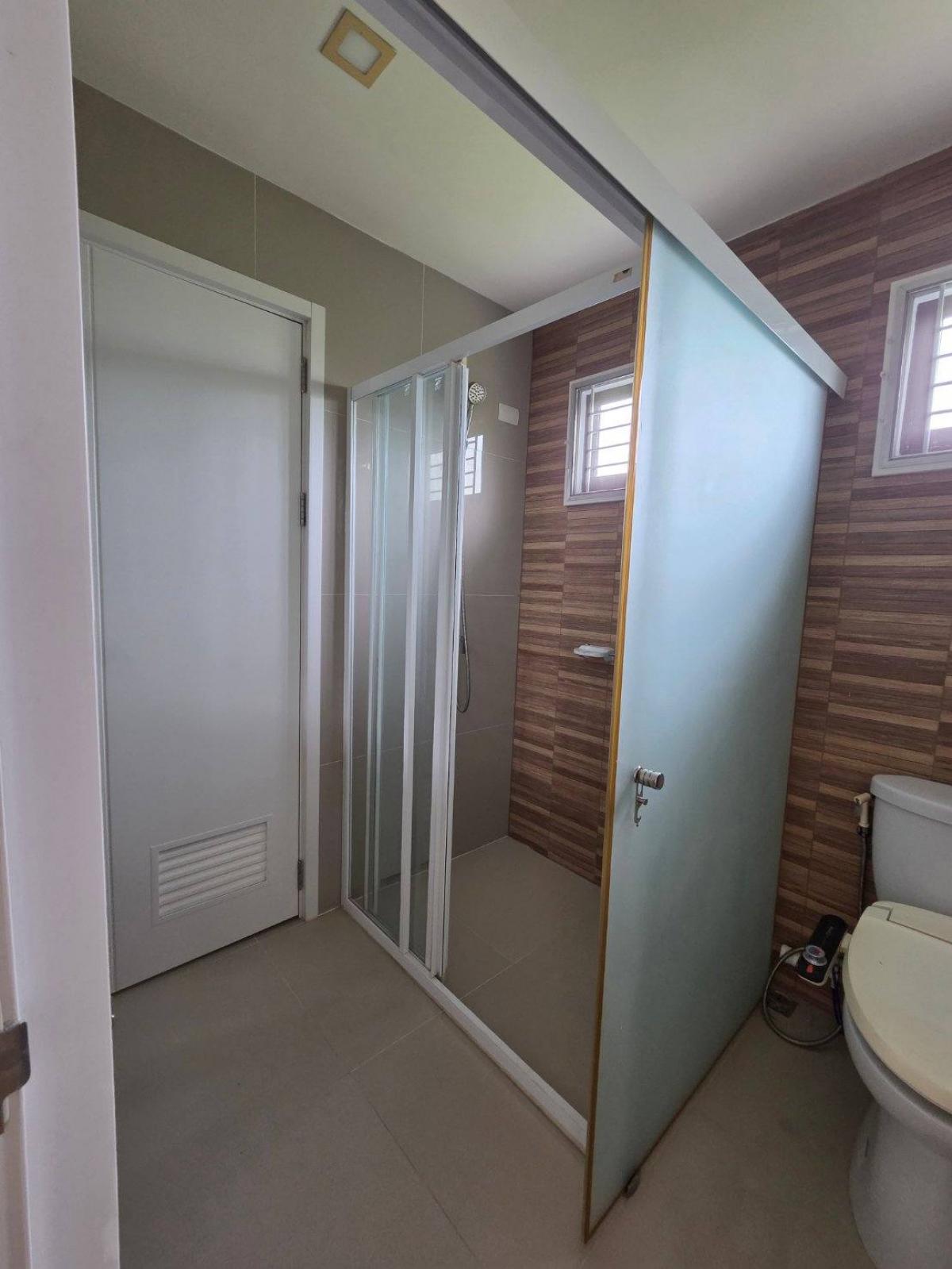 For RentTownhomePattanakan, Srinakarin : Single house, 3 bedrooms, area 180 sq m, near Phatthanakan 38. Spacious 3-Bedroom House for Rent near Phattanakan 38 - Only 25,000 THB/month!