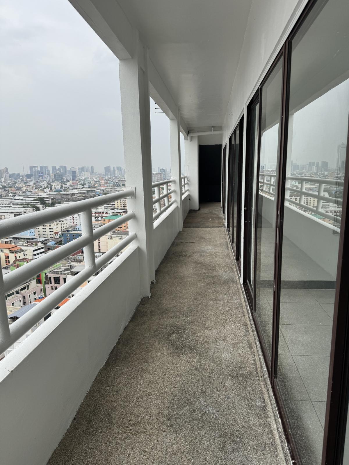 For SaleCondoRama 2, Bang Khun Thian : 03/04/2026, Luxury condo with 7 bedrooms, 436 sqm, near BTS Cultural Center
Special price 15.8 million, won't last long, don't miss out! EB-87523 0642748883