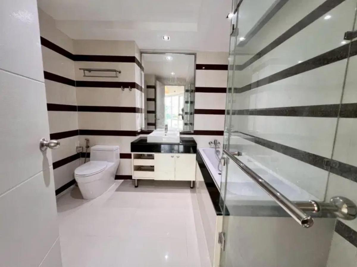 For SaleCondoSukhumvit, Asoke, Thonglor : 03/04/2026, Ready-to-move-in condo! 1 bedroom in the heart of Phrom Phong
Beverly 33 for only 6.5 million THB, near BTS and Emporium! 0642748883