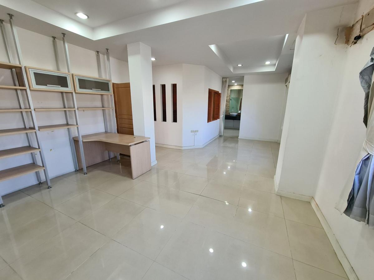 ขายบ้านรัชดา ห้วยขวาง : 03/04/2026, บ้านหรู 7 ห้องนอน บนที่ดิน 215 ตร.วา ใจกลางรัชดา 
พร้อมอยู่ ราคาขาย 27.5 ล้าน รีบจับจองก่อนหมด! 0642748883